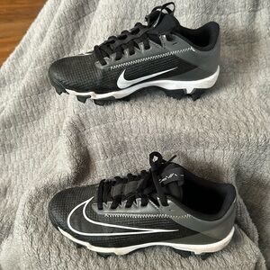 NIKE boys cleats 2.5